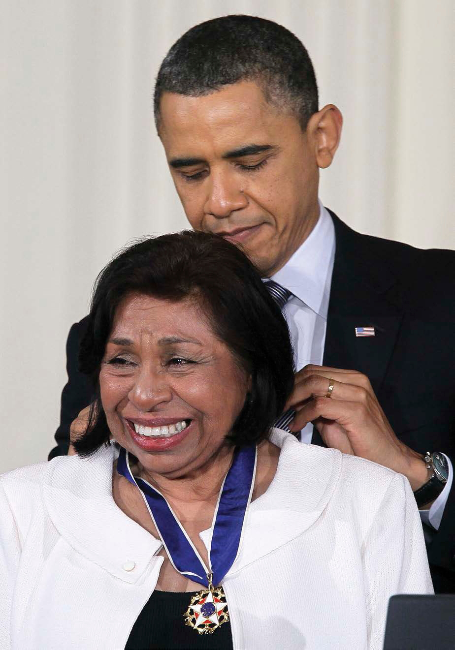 El presidente Barack Obama otorga a Sylvia Méndez la Medalla Presidencial de la - photo 2