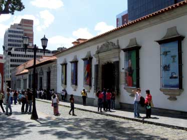 A la izquierda la casa natal de Simón Bolívar el que sería el Libertador en - photo 2