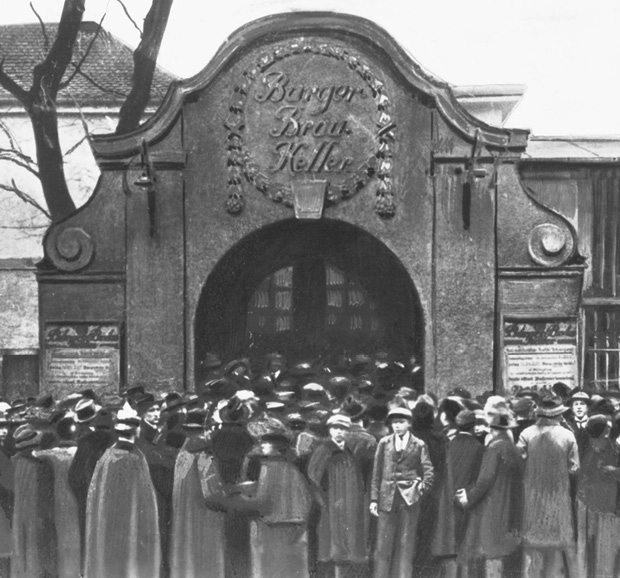 Una multitud se agolpa a las puertas de la Bürgerbräukeller en el año 1923 En - photo 1