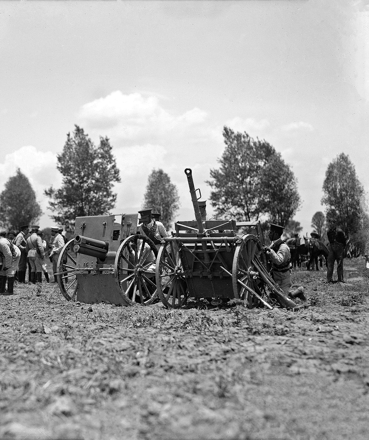 Tropas federales de artillería preparándose a cargar sus cañones 1914 64427 - photo 6