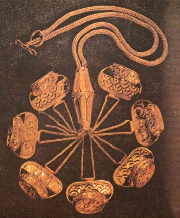 Collar del tesoro de El Carambolo s VII-VI a C Cerámica procedente del - photo 4