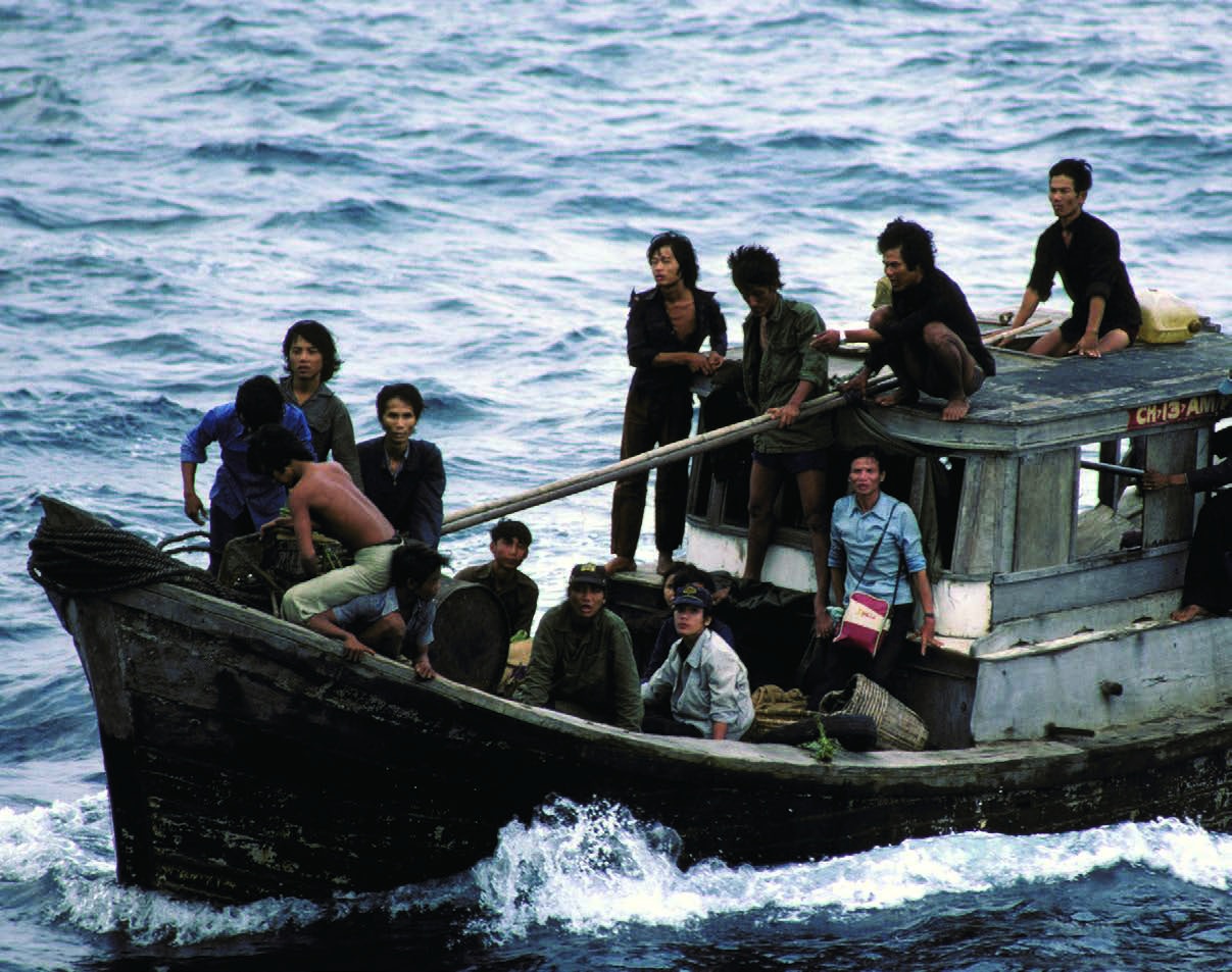 La gente de este barco escapó de Vietnam Los refugiados vietnamitas se - photo 5