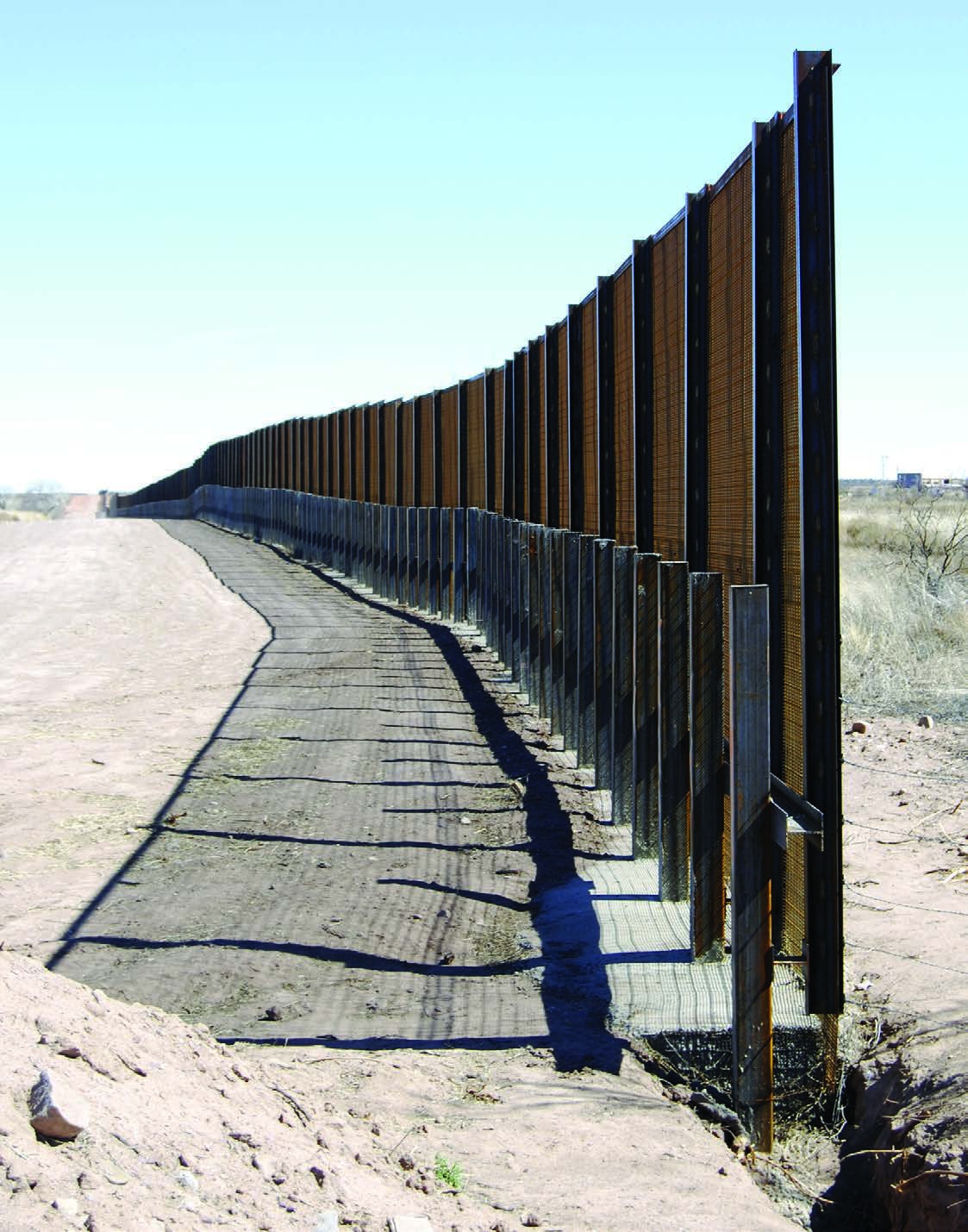Algunas partes de la frontera entre Estados Unidos y México están separadas por - photo 6