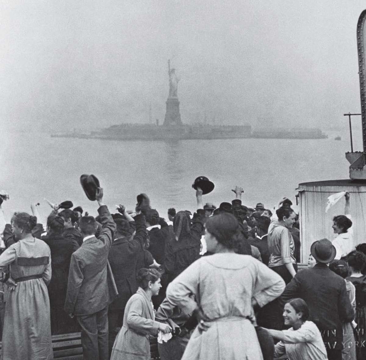 Estos inmigrantes del este de Europa arriban a Nueva York Al fondo se ve la - photo 10