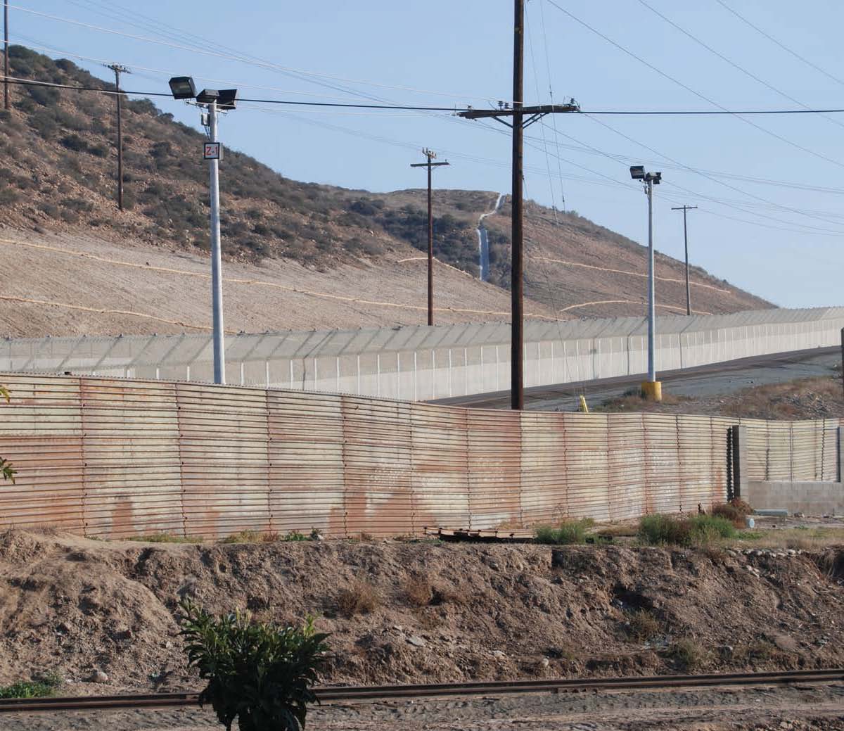 Esta es una parte de la valla que divide la frontera entre México y Estados - photo 13