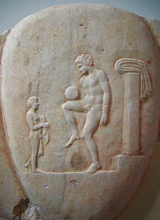 Relieve de un atleta griego sosteniendo un balón en el muslo imagen plasmada - photo 2