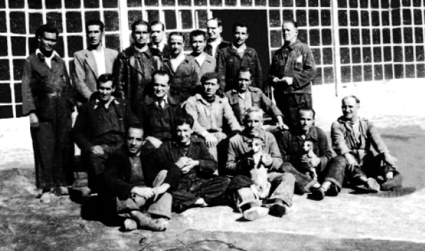 Prisión Provincial de Segovia 1944 sentados desde la izquierda los hermanos - photo 12