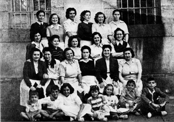 Prisión Central de Mujeres de Segovia en la primera fila desde la izquierda - photo 13