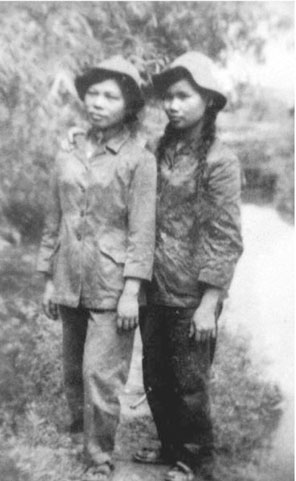 Che Ti Mung izquierda y Hoang Thi No aldeanas adolescentes del Escuadrón Río - photo 4