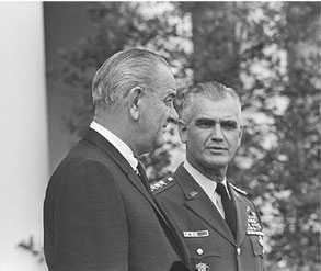 El presidente Johnson y el general William Westmoreland en el Jardín de las - photo 6