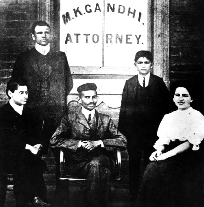 Gandhi en el centro delante de su bufete de abogados 1905 Al ver que su - photo 4
