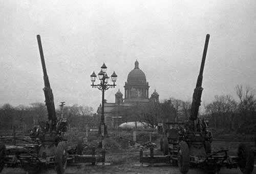 Piezas antiaéreas vigilan el cielo de Leningrado frente a la catedral de San - photo 4