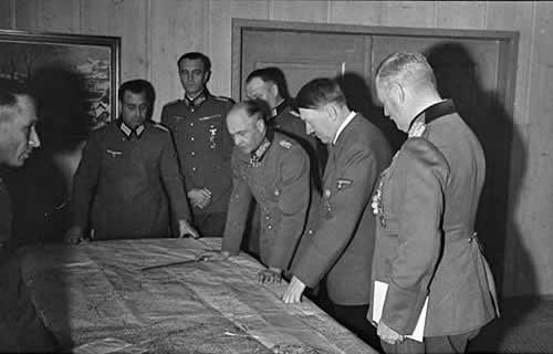 Desde el fondo Walter Warlimont Friedrich Paulus el más alto Hitler - photo 5