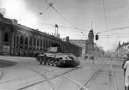 T-34 en la Perspectiva Nevsky girando hacia Sadovaya Trabajadores de la - photo 16