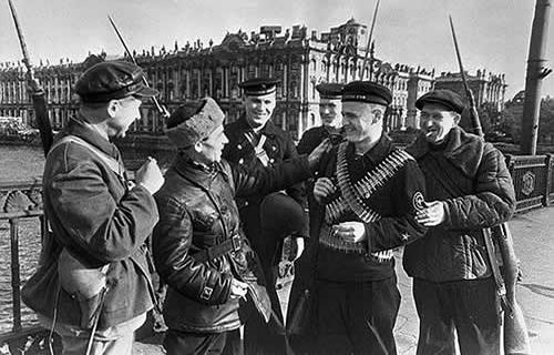 Trabajadores de la fábrica Kirov y marineros jóvenes en el puente Los - photo 17