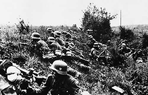 Las tropas alemanas se esconden entre la maleza durante la lucha antes de la - photo 19