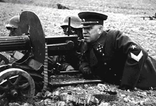 Zhukov fue enviado a Leningrado para organizar las defensas de la ciudad - photo 21