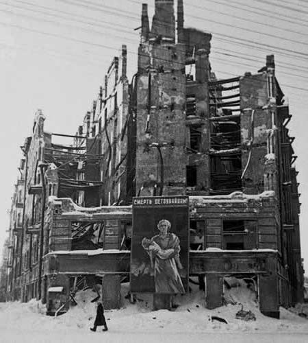 Restos de un edificio bombardeado Un cañón M193 de 85 mm en Leningrado en - photo 24