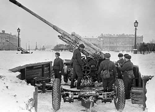 Un cañón M193 de 85 mm en Leningrado en 1942 Una calle de habitaciones - photo 25