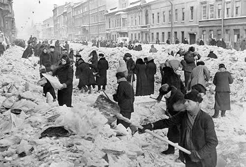 Una calle de habitaciones gruesa capa de hielo y nieve en marzo de 1942 - photo 26