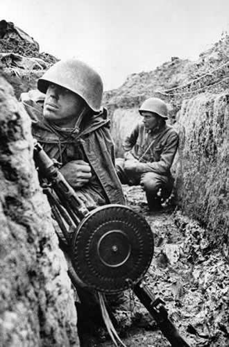 Dos soldados soviéticos uno armado con una ametralladora ligera Degtiariov DP - photo 29