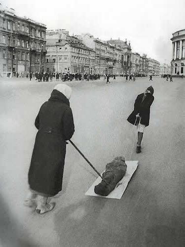 Llevando una víctima del sitio La ciudad de Leningrado en 1942 durante el - photo 30