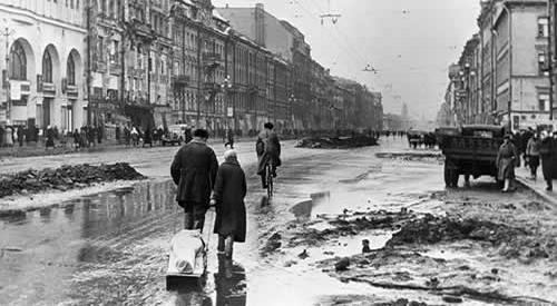 La ciudad de Leningrado en 1942 durante el sitio del Ejército alemán El - photo 31
