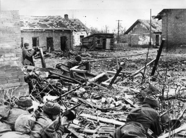 Soldados soviéticos en posición defensiva en los suburbios de Stalingrado Por - photo 3