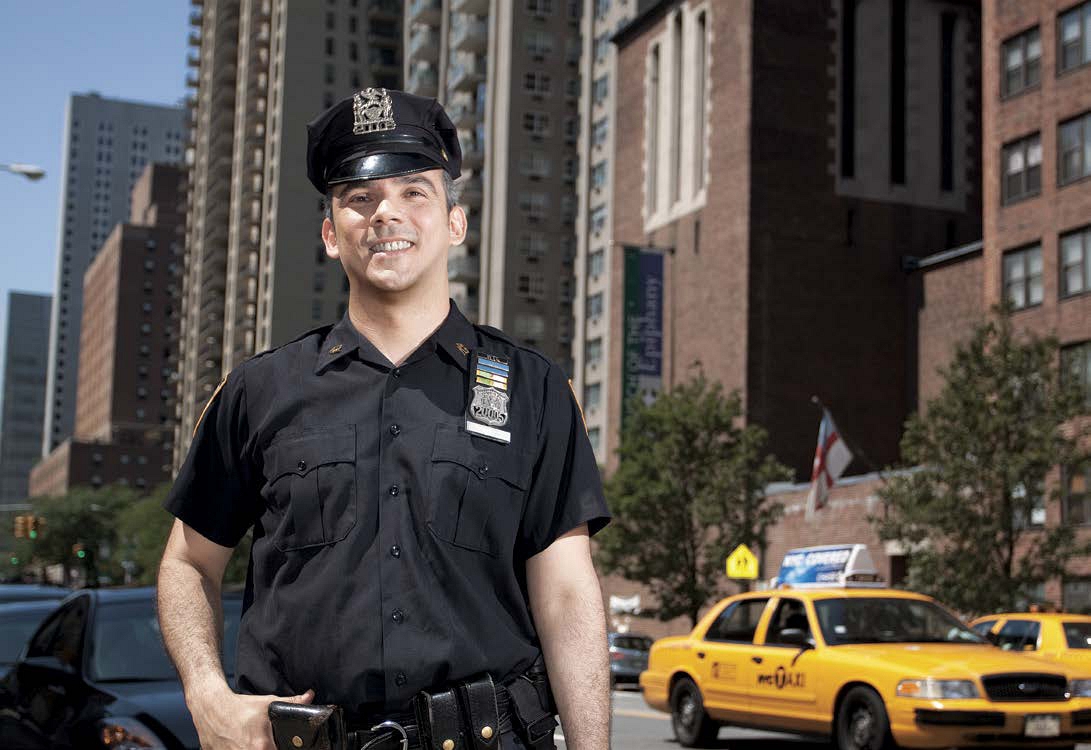 Los oficiales de policía sirven a su comunidad La policía es un servicio que - photo 7