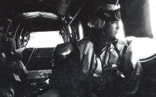 A bordo de un helicóptero del ejército de EE UU durante una misión - photo 2