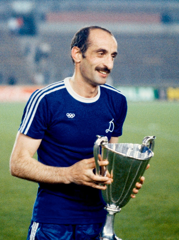 David Kipiano del Dinamo Tbilisi recogiendo el trofeo de la Recopa lograda en - photo 2
