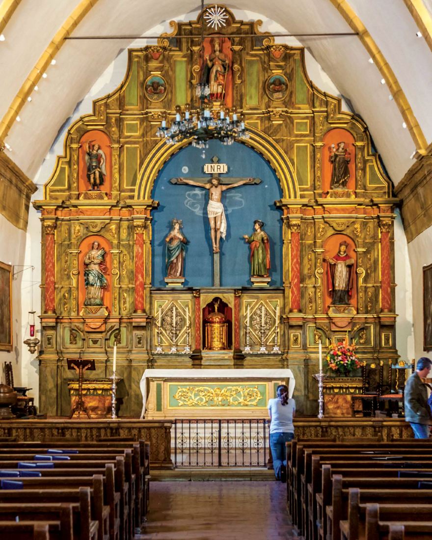 La iglesia de la Misión de San Carlos está decorada con obras de arte hechas - photo 3