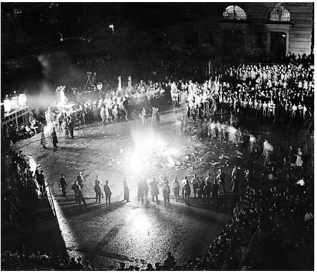 Los nazis quemando libros en Berlín 10 de mayo de 1933 Introducción El 10 de - photo 9