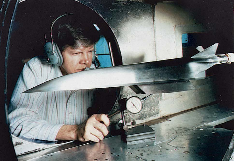 Aquí un ingeniero aeroespacial utiliza un túnel de viento para probar una nave - photo 5