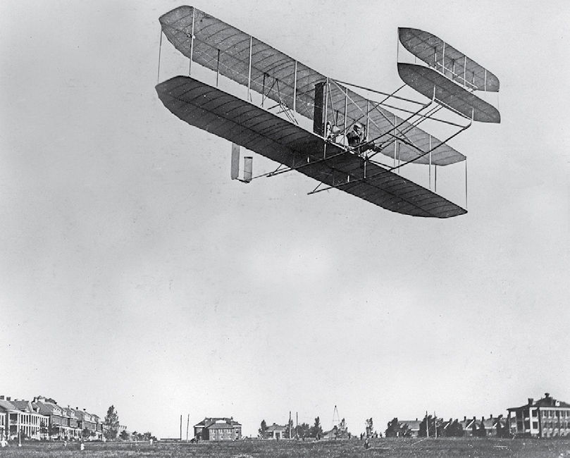 Orville Wright hace volar un avión que construyó con su hermano en Fort Myer - photo 7