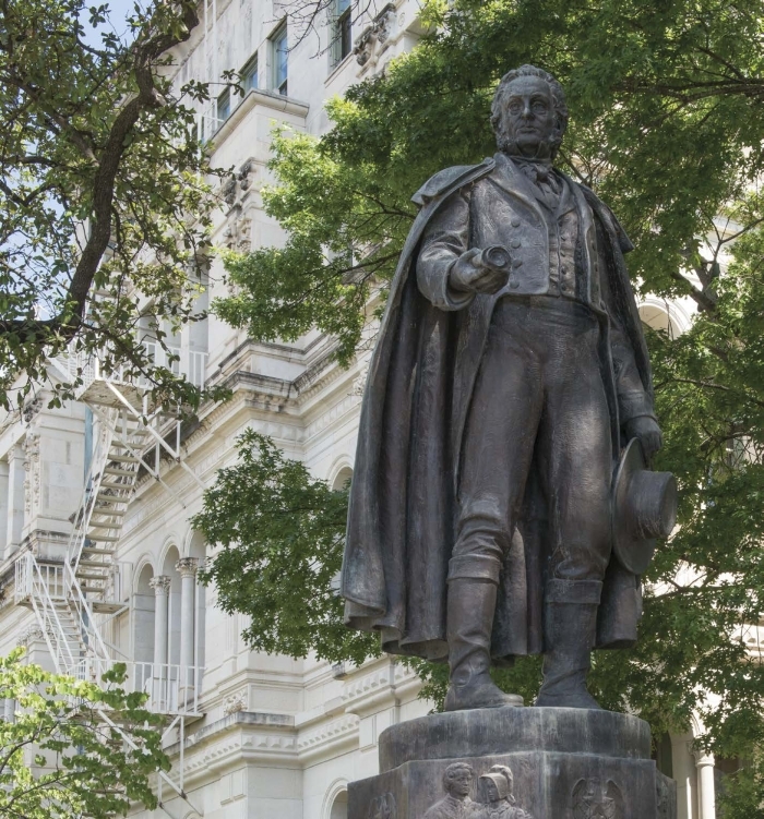Esta estatua de Moses Austin se encuentra fente al Palacio del Gobernador de - photo 5