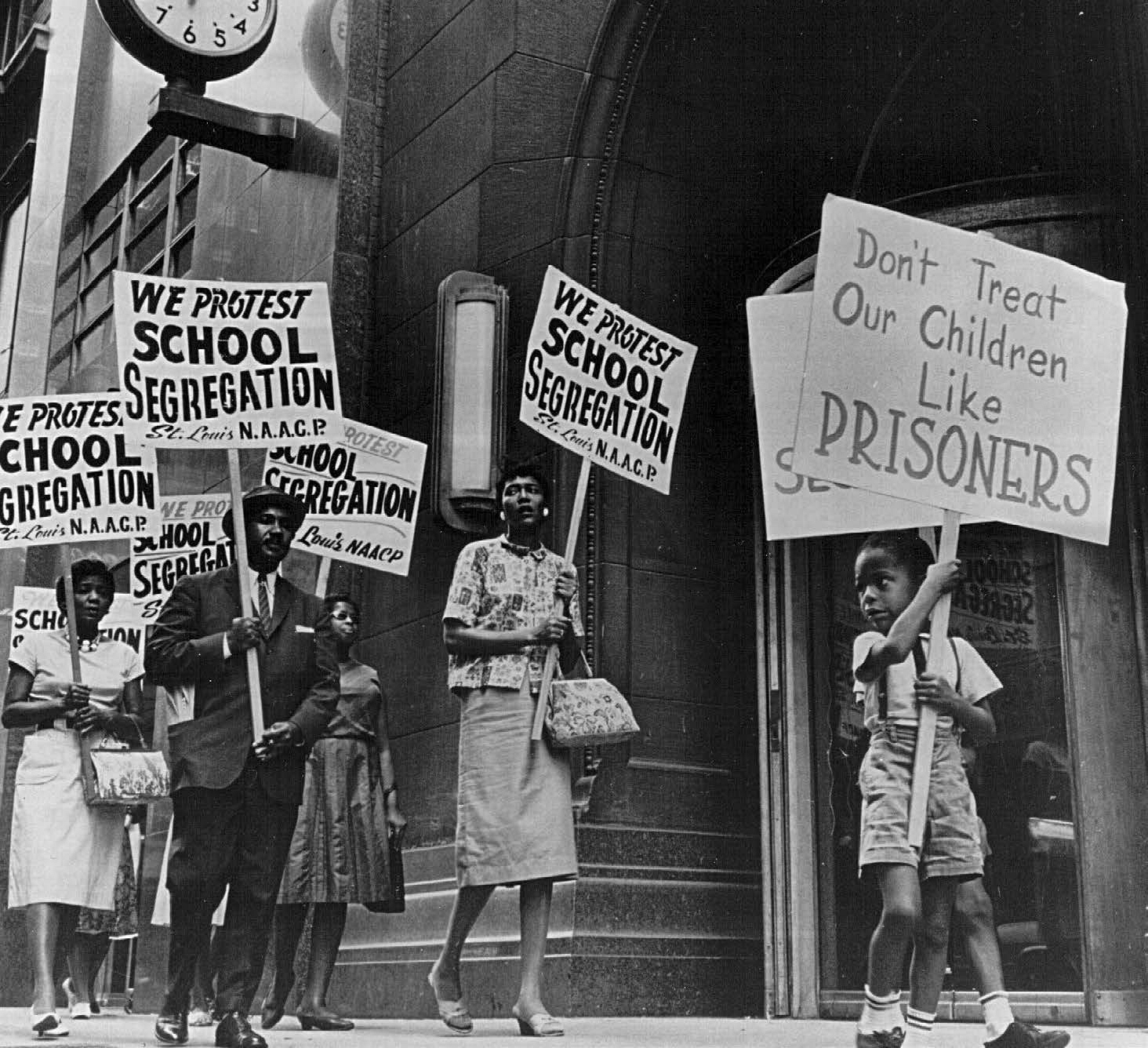 Estas personas están marchando en contra de la segregación en las escuelas en - photo 8
