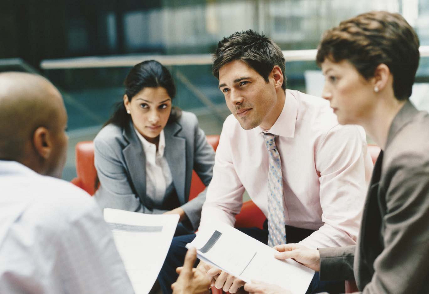 Hay muchos tipos de negocios Algunas personas van a trabajar en una oficina - photo 2