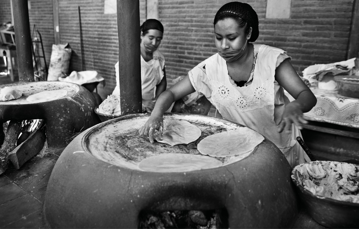 Mujeres en el pueblo de Zaachila preparando tortillas de maíz en los llamados - photo 2