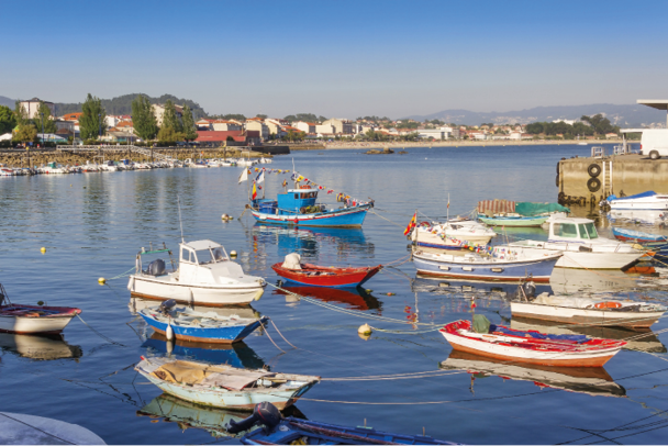 Cangas barcas de pesca El litoral gallego El litoral gallego cuenta con una - photo 5