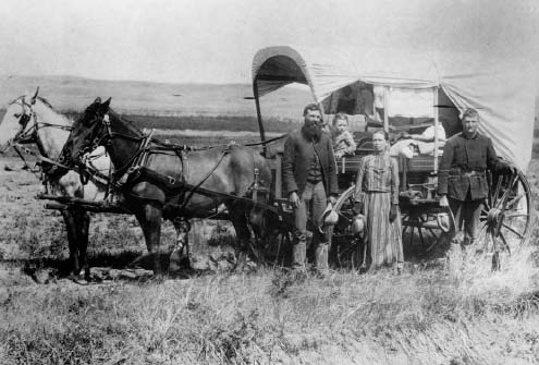 Esta foto de 1886 muestra una familia posando junto a su carreta en Loup - photo 5