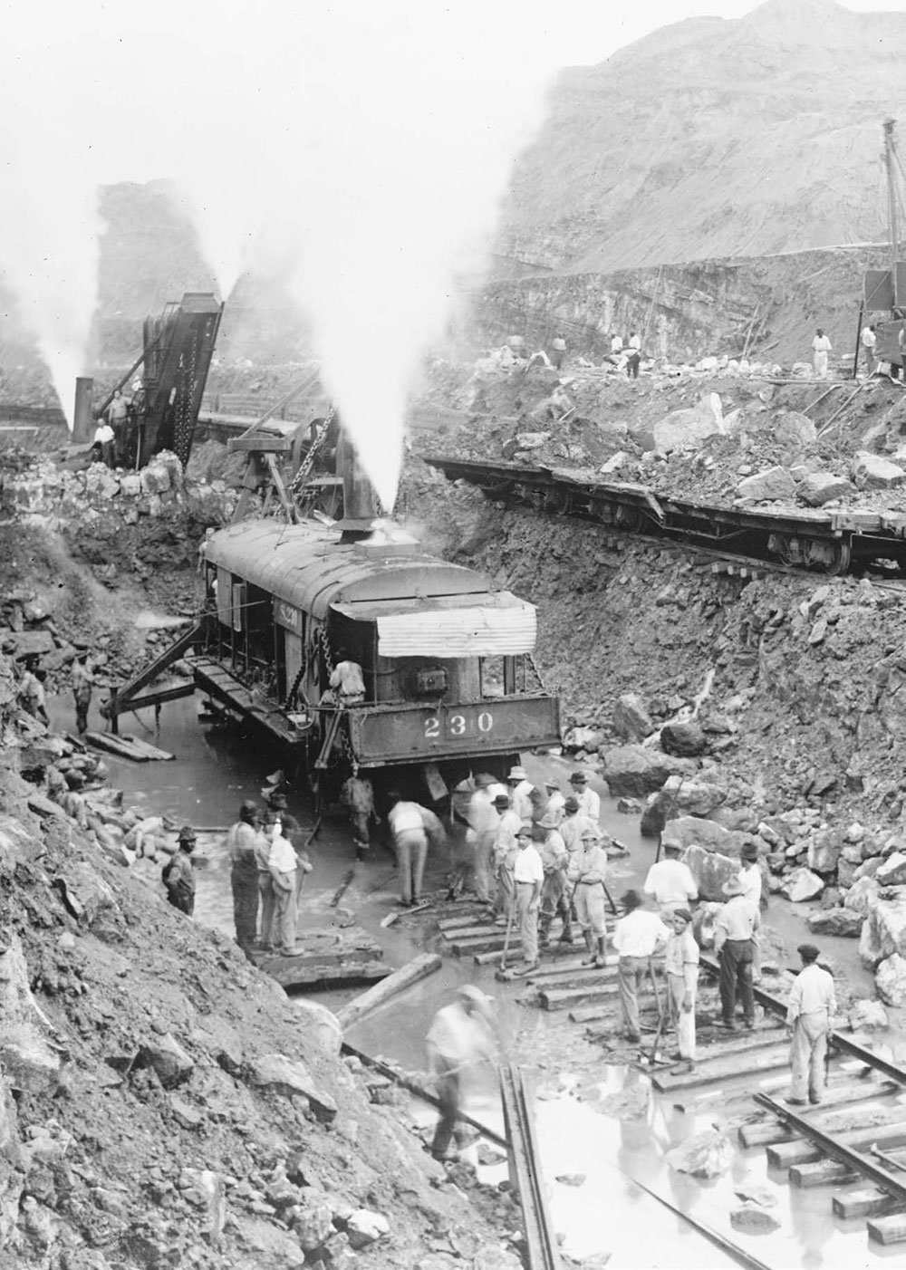 ESCALONES DE ESCLUSAS En el canal se construyeron sistemas de esclusas En cada - photo 9