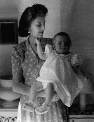 Carmen en brazos de su madre la marquesa de Llanzol Sonsoles de Icaza y de - photo 4