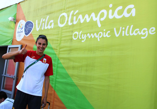 Alba Torrens en la Villa Olímpica Alba Torrens muestra su medalla de - photo 1