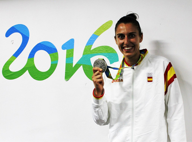 Alba Torrens muestra su medalla de plata Amadeo González Andy Halcón - photo 2