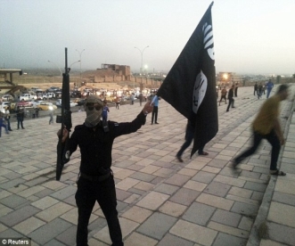 Combatiente de ISIS sosteniendo una bandera de ISIS y un rifle Fuente - photo 2