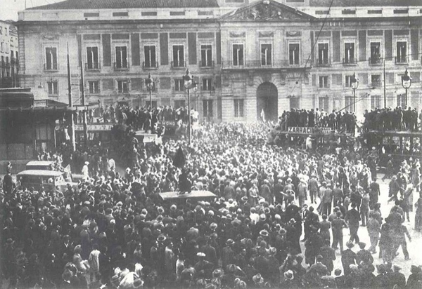 Proclamación de la II República en la Puerta del Sol de Madrid 14 de abril de - photo 1