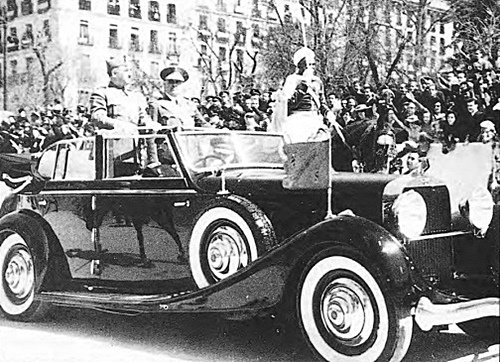 Franco y el general Varela llegan al desfile de la Victoria Madrid 1-4-1942 - photo 3
