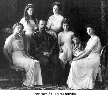 El zar Nicolás II y su familia Las autoridades bolcheviques al principio - photo 1