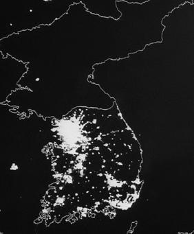 Fotografía por satélite de las dos Coreas de noche S i uno mira imágenes - photo 2